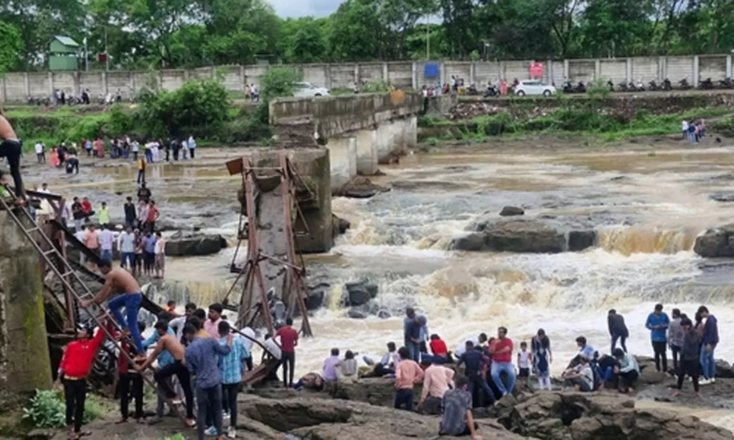 പുനെയിൽ വിനോദ സഞ്ചാര കേന്ദ്രത്തിൽ പാലം തകർന്നു വീണ് 2 മരണം; 20ലേറെപ്പേർ ഒഴുക്കിൽപ്പെട്ടതായി സംശ‍യം, രക്ഷാ പ്രവർത്തനങ്ങൾ തുടരുന്നു