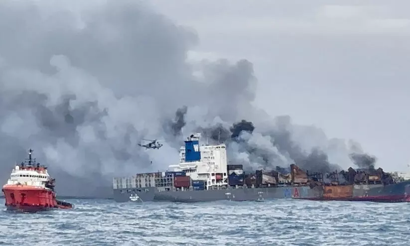 തീക്കപ്പൽ തീരത്തുനിന്ന്​ അകലേക്ക്