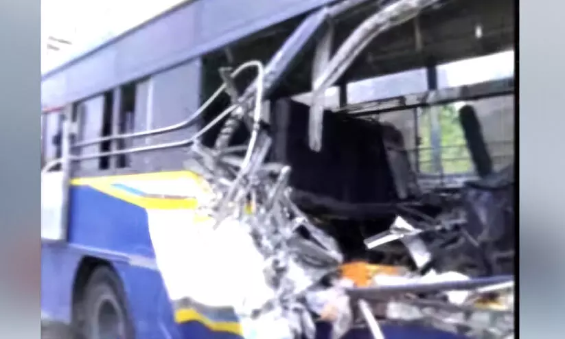 ബസും ലോറിയും കൂട്ടിയിടിച്ച് അഞ്ചുപേർ മരിച്ചു ബസും ലോറിയും കൂട്ടിയിടിച്ച് അഞ്ചുപേർ മരിച്ചു