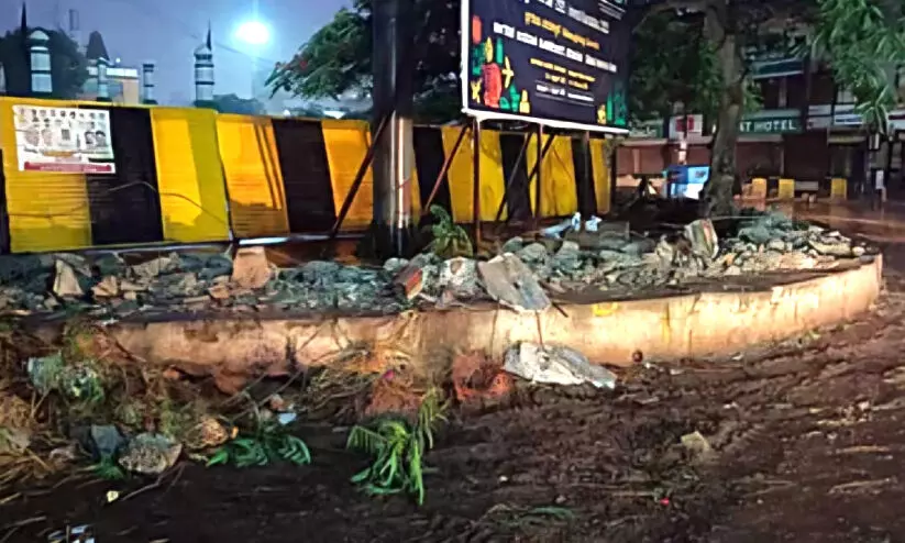 ഈ​ദ്ഗാ​ഹ് മ​തി​ൽ പൊ​ളി​ച്ചു നീ​ക്കി