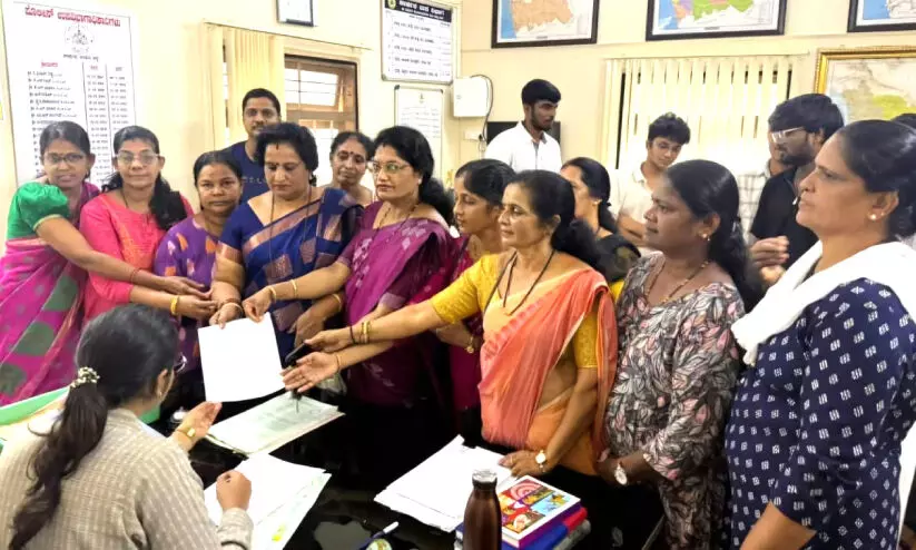 അ​ധ്യാ​പ​ക​ൻ വി​ദ്യാ​ർ​ഥി​നി​യെ പീ​ഡി​പ്പി​ക്കു​ന്ന​താ​യി പ​രാ​തി