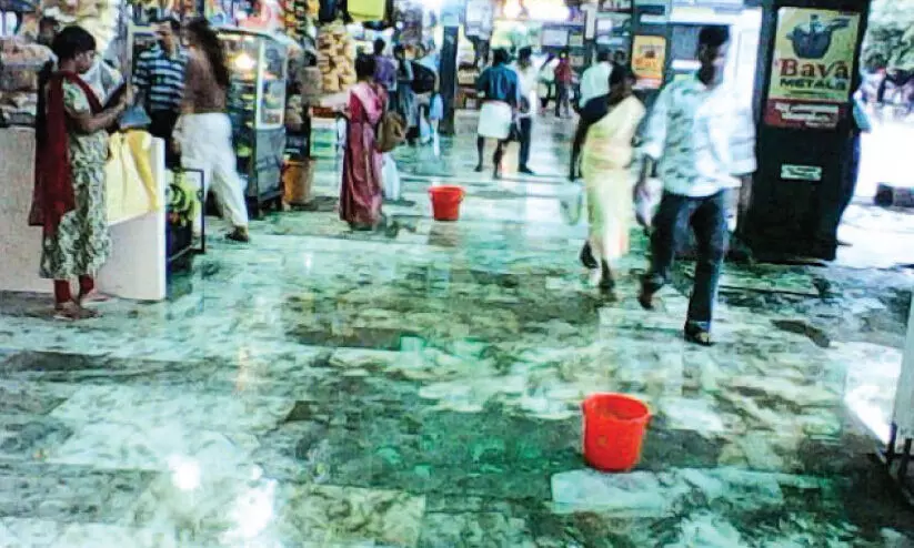 ചോർന്നൊലിച്ച് സ്റ്റേഡിയം ബസ് സ്റ്റാൻഡ്