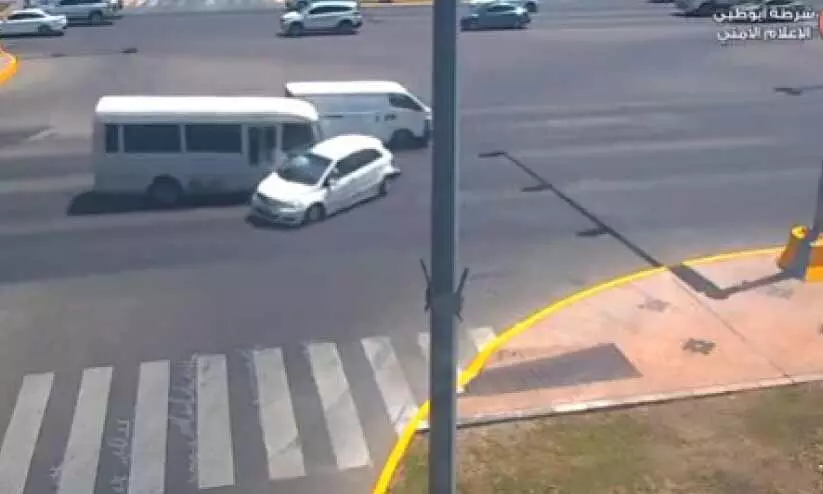 റെ​ഡ് സി​ഗ്ന​ൽ മ​റി​ക​ട​ക്ക​രു​ത്; മു​ന്ന​റി​യി​പ്പു​മാ​യി പൊ​ലീ​സ്​