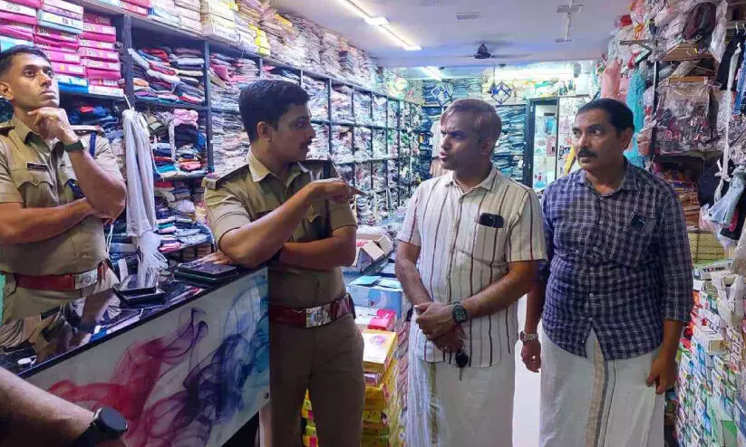 ന​ഗ​ര​ത്തി​ൽ ക​ട​ക​ൾ കു​ത്തി​ത്തു​റ​ന്ന് ക​വ​ർ​ച്ച