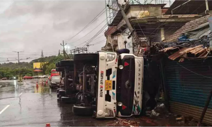 തലശ്ശേരിയിൽ ചരക്കുലോറി മറിഞ്ഞ് മൂന്നു കടകൾ തകർന്നു