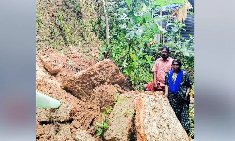 ശക്തമായ മഴയിൽ വീട്ടിലേക്ക്​ മണ്ണും പാറയും ഇടിഞ്ഞു