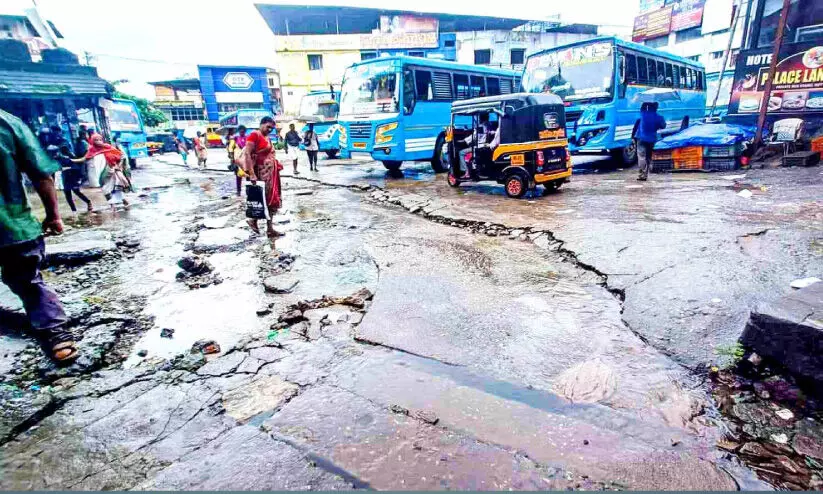 പുനർനിർമാണ പ്രവർത്തനങ്ങൾ പാതിവഴിയിൽ; കൊട്ടാരക്കര സ്വകാര്യ ബസ് സ്റ്റാൻഡിൽ മലിനജലം ഒഴുകുന്നതിന് പരിഹാരമില്ല