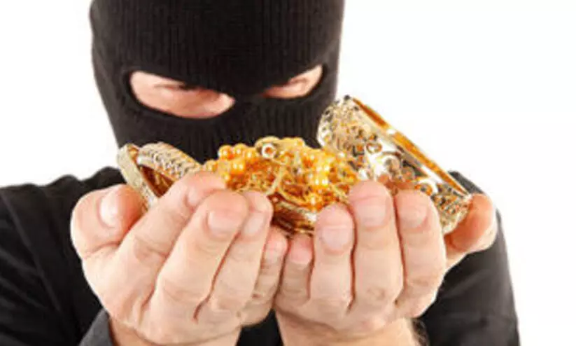 ജ്വല്ലറിയിലേക്ക് കൊണ്ടുവന്ന 1.25 കിലോ സ്വർണവും പണവും തട്ടിയെടുത്തു