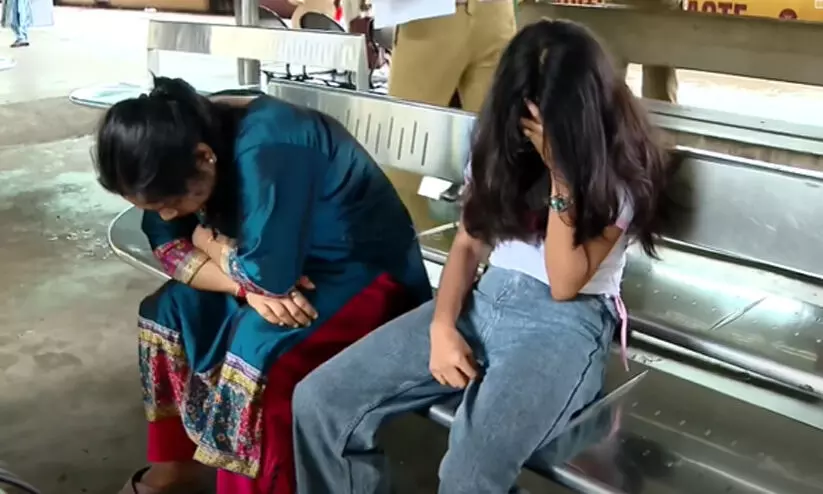 ട്രോളി ബാഗിൽ 37 കിലോ കഞ്ചാവുമായി വിദ്യാർഥിനിയടക്കം യുവതികൾ പിടിയിൽ; കാരിയറായത് പോക്കറ്റ് മണിക്കെന്ന് ട്രോളി ബാഗിൽ 37 കിലോ കഞ്ചാവുമായി വിദ്യാർഥിനിയടക്കം യുവതികൾ പിടിയിൽ; കാരിയറായത് പോക്കറ്റ് മണിക്കെന്ന്