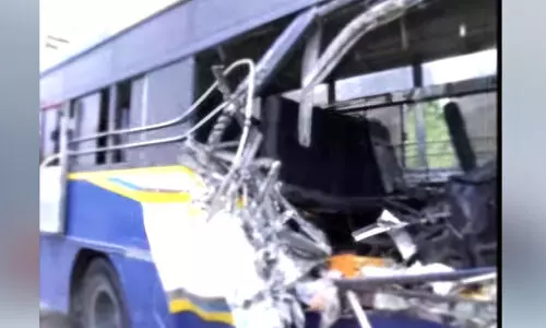 ബസും ലോറിയും കൂട്ടിയിടിച്ച് അഞ്ചുപേർ മരിച്ചു ബസും ലോറിയും കൂട്ടിയിടിച്ച് അഞ്ചുപേർ മരിച്ചു