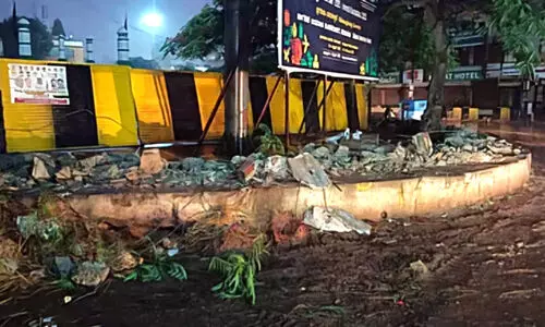 ഈ​ദ്ഗാ​ഹ് മ​തി​ൽ പൊ​ളി​ച്ചു നീ​ക്കി