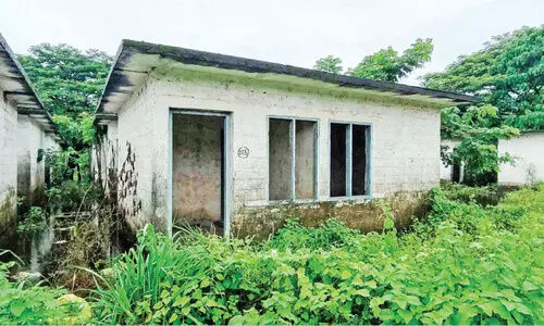 പൊന്നാനി ഫിഷർമെൻ കോളനിക്ക് ശാപമോക്ഷമില്ല; മത്സ്യഗ്രാമം പദ്ധതി വൈകും പൊന്നാനി ഫിഷർമെൻ കോളനിക്ക് ശാപമോക്ഷമില്ല; മത്സ്യഗ്രാമം പദ്ധതി വൈകും