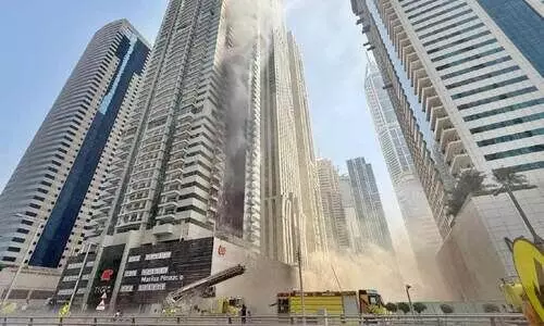 ദു​ബൈ മ​റീ​ന​യി​ലെ കെ​ട്ടി​ട​ത്തി​ൽ തീ​പി​ടി​ത്തം; താ​മ​സ​ക്കാ​രെ സു​ര​ക്ഷി​ത​രാ​ക്കി തീ​യ​ണ​ച്ചു