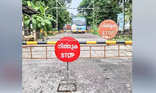 എ​ഴു​പു​ന്ന റെ​യി​ൽ​വേ ഗേ​റ്റ്​ കേ​ടാ​യി; ഗ​താ​ഗ​തം മു​ട​ങ്ങി