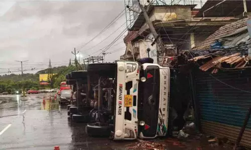 തലശ്ശേരിയിൽ ചരക്കുലോറി മറിഞ്ഞ് മൂന്നു കടകൾ തകർന്നു