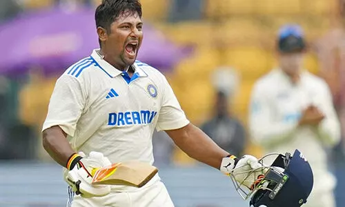 തഴഞ്ഞവർക്ക് സെഞ്ച്വറി കൊണ്ട് മറുപടി! സർഫറാസ് 76 പന്തിൽ 101, കാഴ്ചക്കാരായി അഗാർക്കറും ലക്ഷ്മണും; വിക്കറ്റില്ലാതെ ബുംറ