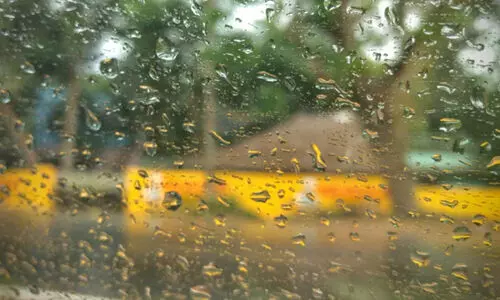 മഴ കനക്കുന്നു; അഞ്ചു ജില്ലകളിലെ വിദ്യാഭ്യാസ സ്ഥാപനങ്ങൾക്ക് നാളെ അവധി