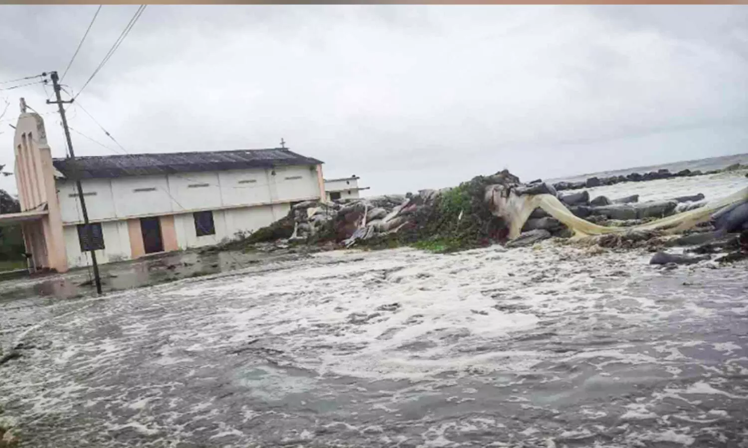 ജി​യോ ബാ​ഗും മ​ണ​ൽ​വാ​ട​യും ഒ​ഴു​കി​പ്പോ​യി;   വൈപ്പിൻ തീരങ്ങളിൽ കടൽക്ഷോഭം ശക്തമായി