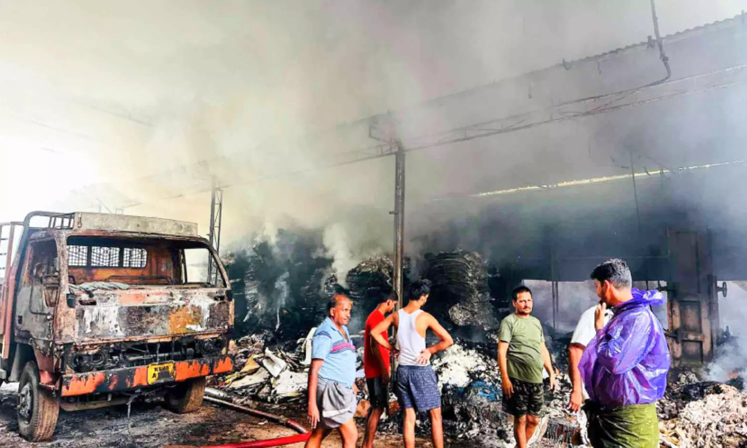 വൈലത്തൂരിൽ പേപ്പർ പ്ലേറ്റ് കമ്പനിയിൽ   തീപിടിത്തം; ലോറി കത്തിനശിച്ചു