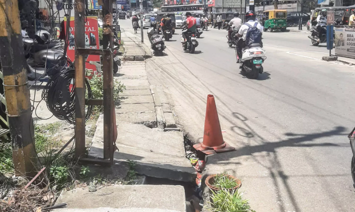 നഗരത്തിൽ അപകടക്കെണിയായി നടപ്പാതകൾ