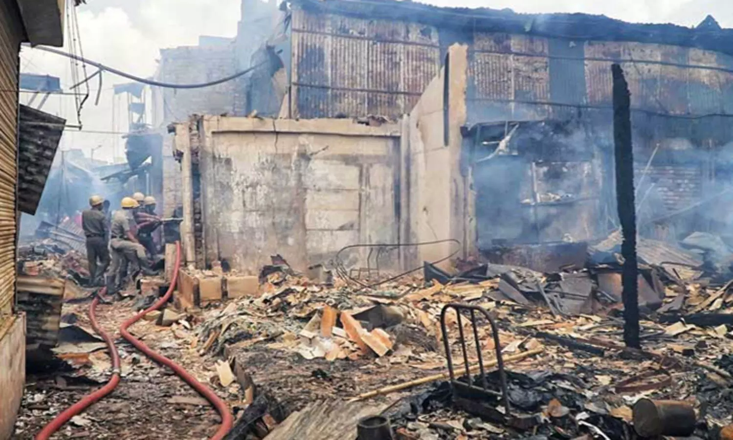 കൊൽക്കത്തയിലെ കിദ്ദർപൂർ മാർക്കറ്റിൽ   വൻ തീപിടുത്തം; 1,200ലേറെ കടകൾ കത്തി