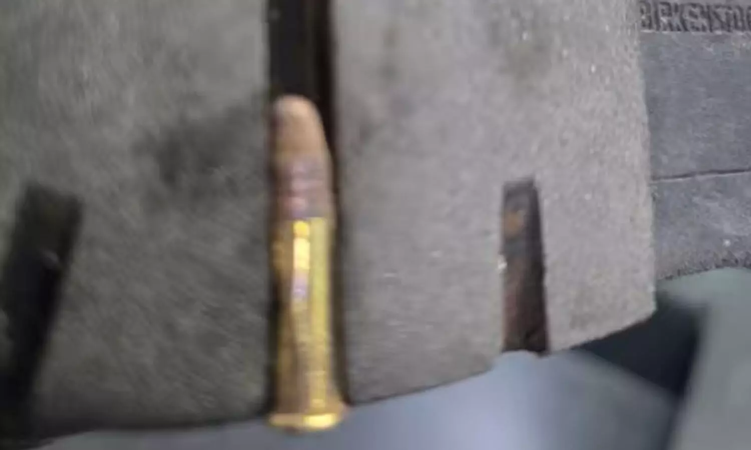 ഷൂവിനടിയിൽ വെടിയുണ്ട; ദുബൈയിലേക്ക് പുറപ്പെടാൻ വിമാനത്താവളത്തിലെത്തിയ എറണാകുളം സ്വദേശി കസ്റ്റഡിയിൽ