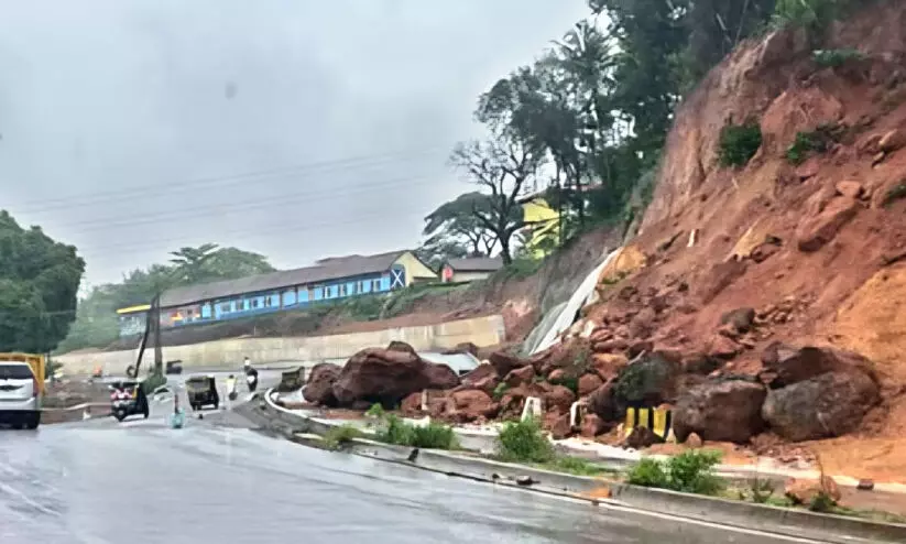 മം​ഗ​ളൂ​രു​വി​ൽ കു​ന്നി​ടി​ഞ്ഞ് ഗ​താ​ഗ​തം ത​ട​സ്സ​പ്പെ​ട്ടു