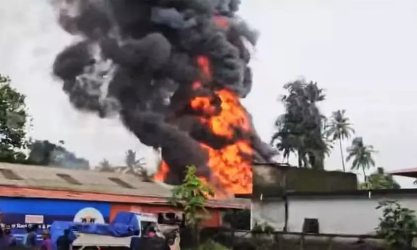 ചാ​ല​ക്കു​ടി​യി​ൽ പെ​യി​ന്റ് ഗോ​ഡൗ​ണി​ൽ വ​ൻ തീ​പി​ടി​ത്തം; അ​ഞ്ചു​ കോ​ടി​യു​ടെ ന​ഷ്ടം