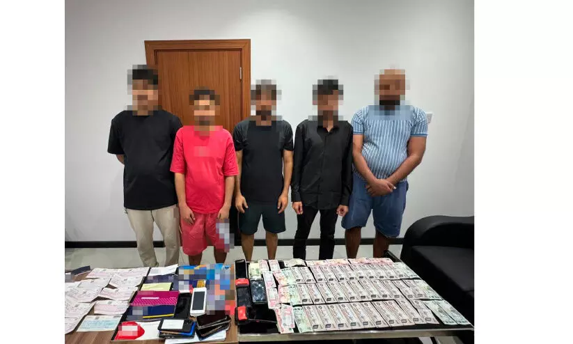 ബാ​ങ്ക്​ വി​വ​ര​ങ്ങ​ൾ കൈ​ക്ക​ലാ​ക്കി പ​ണം ത​ട്ടു​ന്ന സം​ഘം പി​ടി​യി​ൽ