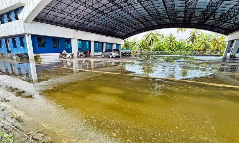 യാത്രക്കാരുടെ ശ്രദ്ധക്ക്, കെ.​എ​സ്.​ആ​ർ.​ടി.​സി ബസ് സ്റ്റാൻഡ് കുളമായി