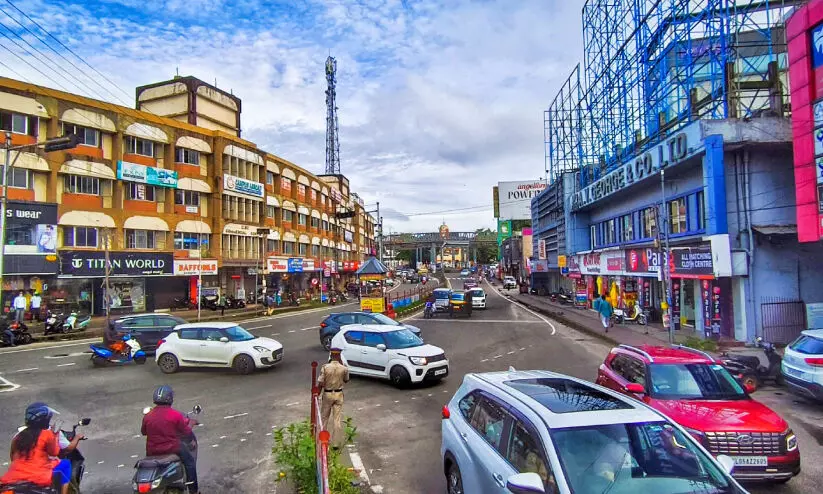 ബേക്കർ ജങ്ഷനിൽ ട്രാഫിക് പരിഷ്കാരം; കുമരകം റോഡിൽനിന്ന് വരുന്ന ബസുകൾ ഇന്നു മുതൽ ശാസ്ത്രി റോഡിലേക്ക് ബേക്കർ ജങ്ഷനിൽ ട്രാഫിക് പരിഷ്കാരം; കുമരകം റോഡിൽനിന്ന് വരുന്ന ബസുകൾ ഇന്നു മുതൽ ശാസ്ത്രി റോഡിലേക്ക്