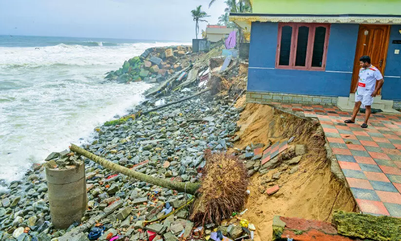 തീരത്ത്​ രാത്രി വൈകിയും മണൽചാക്ക്​ അടുക്കൽ തുടരുന്നു; വീടുകള്‍ കടലാക്രമണ ഭീഷണിയില്‍