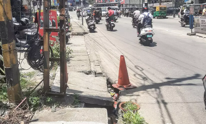 നഗരത്തിൽ അപകടക്കെണിയായി നടപ്പാതകൾ നഗരത്തിൽ അപകടക്കെണിയായി നടപ്പാതകൾ