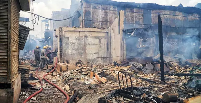 കൊൽക്കത്തയിലെ കിദ്ദർപൂർ മാർക്കറ്റിൽ വൻ തീപിടുത്തം; 1,200ലേറെ കടകൾ കത്തി കൊൽക്കത്തയിലെ കിദ്ദർപൂർ മാർക്കറ്റിൽ വൻ തീപിടുത്തം; 1,200ലേറെ കടകൾ കത്തി