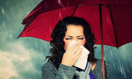 കാലവർഷത്തോടൊപ്പം കുതിച്ചുയർന്ന് പനി; ഡെ​ങ്കി, മ​ഞ്ഞ​പ്പി​ത്തം തു​ട​ങ്ങി​യവയും പ​ട​രു​ന്നു