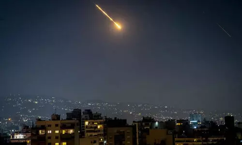 മണ്ണിൽ നാശം വിതച്ച് ആകാശയുദ്ധം