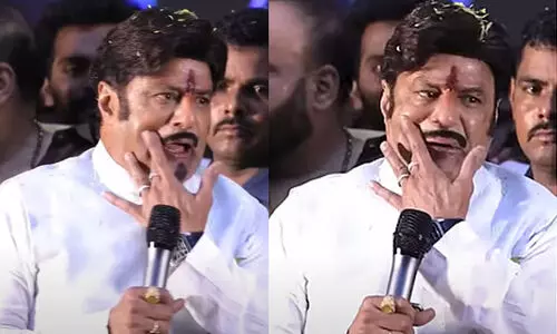 പ്രസംഗത്തിനിടെ വെപ്പുമീശ ഇളകി, വേദിയിൽവെച്ച് തന്നെ ഒട്ടിച്ച് ബാലയ്യ; ട്രോളോട് ട്രോൾ