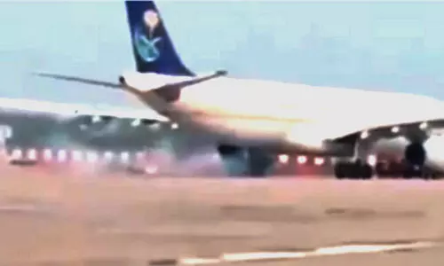 ഹജ്ജ് തീർഥാടകരുമായി തിരി​കെ വന്ന വിമാനത്തിന്റെ ടയറിൽ തീ; യാത്രക്കാരെ സുരക്ഷിതമായി ഒഴിപ്പിച്ചു, സംഭവം ലഖ്നോവിൽ