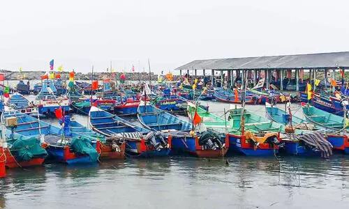 കാറ്റും കോളും ശക്തമായ തിരമാലയും; പ്രതീക്ഷയറ്റ്​ പരമ്പരാഗത മത്സ്യത്തൊഴിലാളികൾ