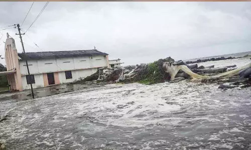ജി​യോ ബാ​ഗും മ​ണ​ൽ​വാ​ട​യും ഒ​ഴു​കി​പ്പോ​യി;   വൈപ്പിൻ തീരങ്ങളിൽ കടൽക്ഷോഭം ശക്തമായി