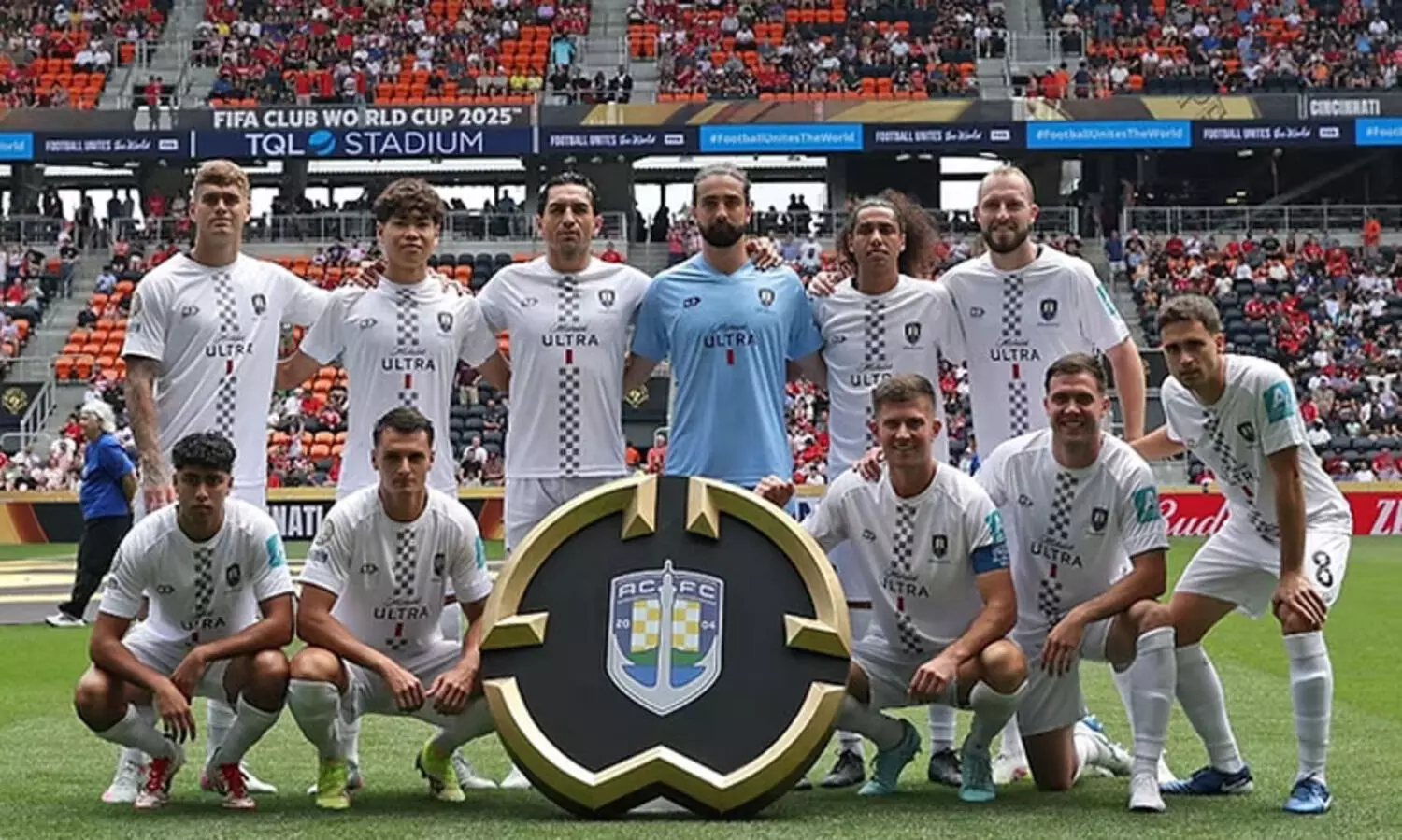 സ്കൂൾ അധ്യാപകൻ, ഇൻഷുറൻസ് ബ്രോക്കർ, സലൂൺ തൊഴിലാളി; ബയേണിനെതിരെ കളിക്കാനിറങ്ങിയ ഓക്‌ലൻഡ് താരങ്ങൾ ഇവരാണ്