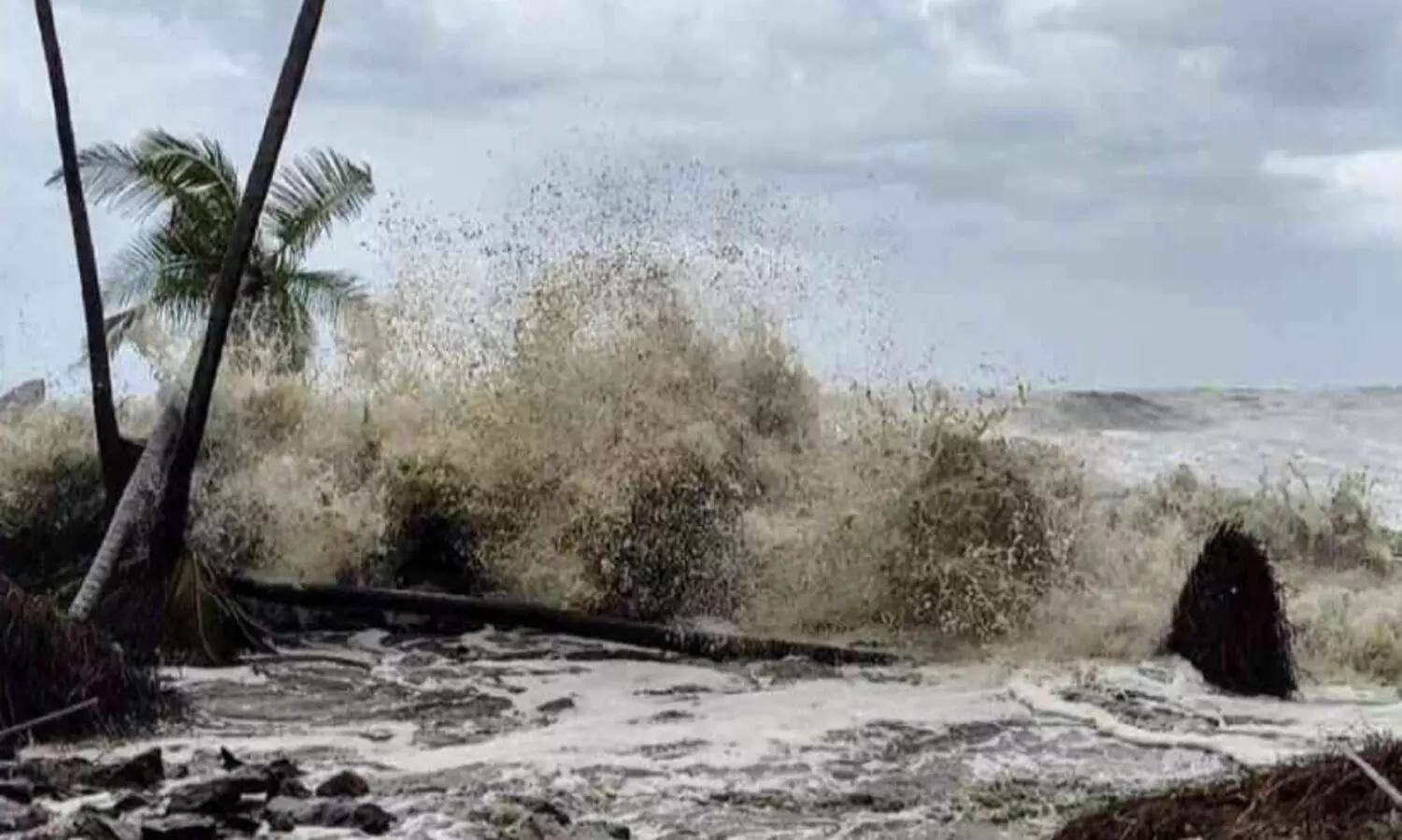 മ​ഴ തു​ട​രു​ന്നു....