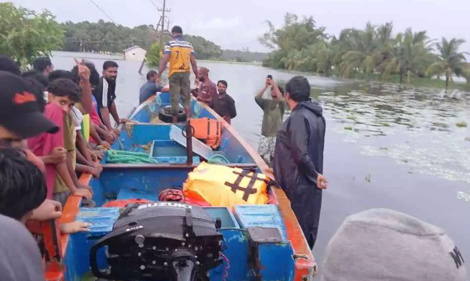 ബ​ണ്ട് റോ​ഡ് മുങ്ങി; തു​റു​വാ​ണ​ം ദ്വീപിലേക്ക് തോ​ണി