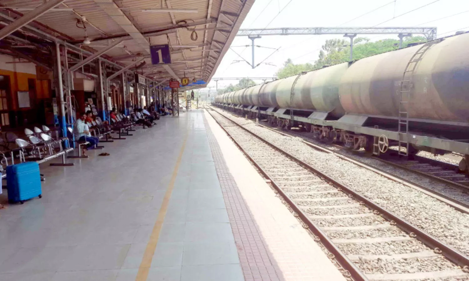 ഒ​റ്റ​പ്പാ​ലം റെ​യി​ൽ​വേ സ്റ്റേ​ഷ​ൻ പ്ലാ​റ്റ് ഫോം ​നീ​ള​ക്കു​റ​വി​ന് പ​രി​ഹാ​ര​മാ​കു​ന്നു