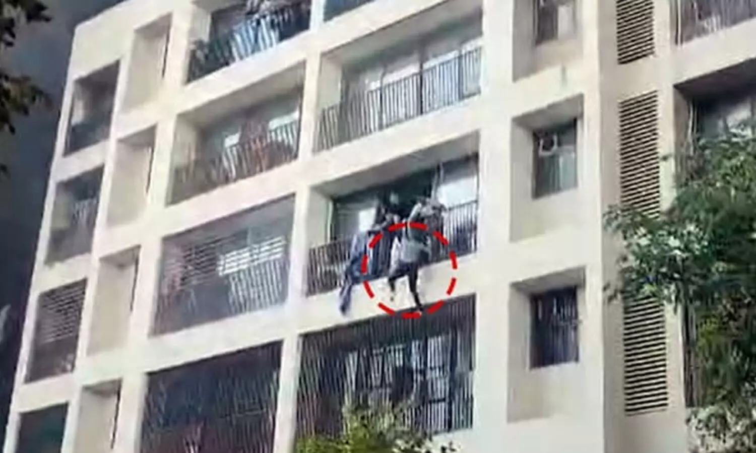 വിമാനപകടം: ഹോസ്റ്റലിൽനിന്ന് വിദ്യാർഥികൾ പുറത്തേക്ക് ചാടുന്ന ദൃശ്യങ്ങൾ പുറത്ത്
