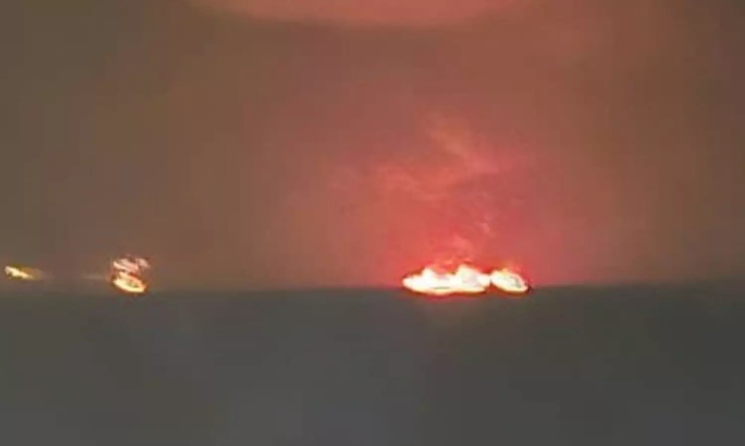 ഒമാൻ കടലിടുക്കിൽ എണ്ണക്കപ്പലുകൾ കൂട്ടിയിടിച്ച് കത്തി; അപകടത്തിൽപെട്ടത് അമേരിക്കൻ കപ്പൽ