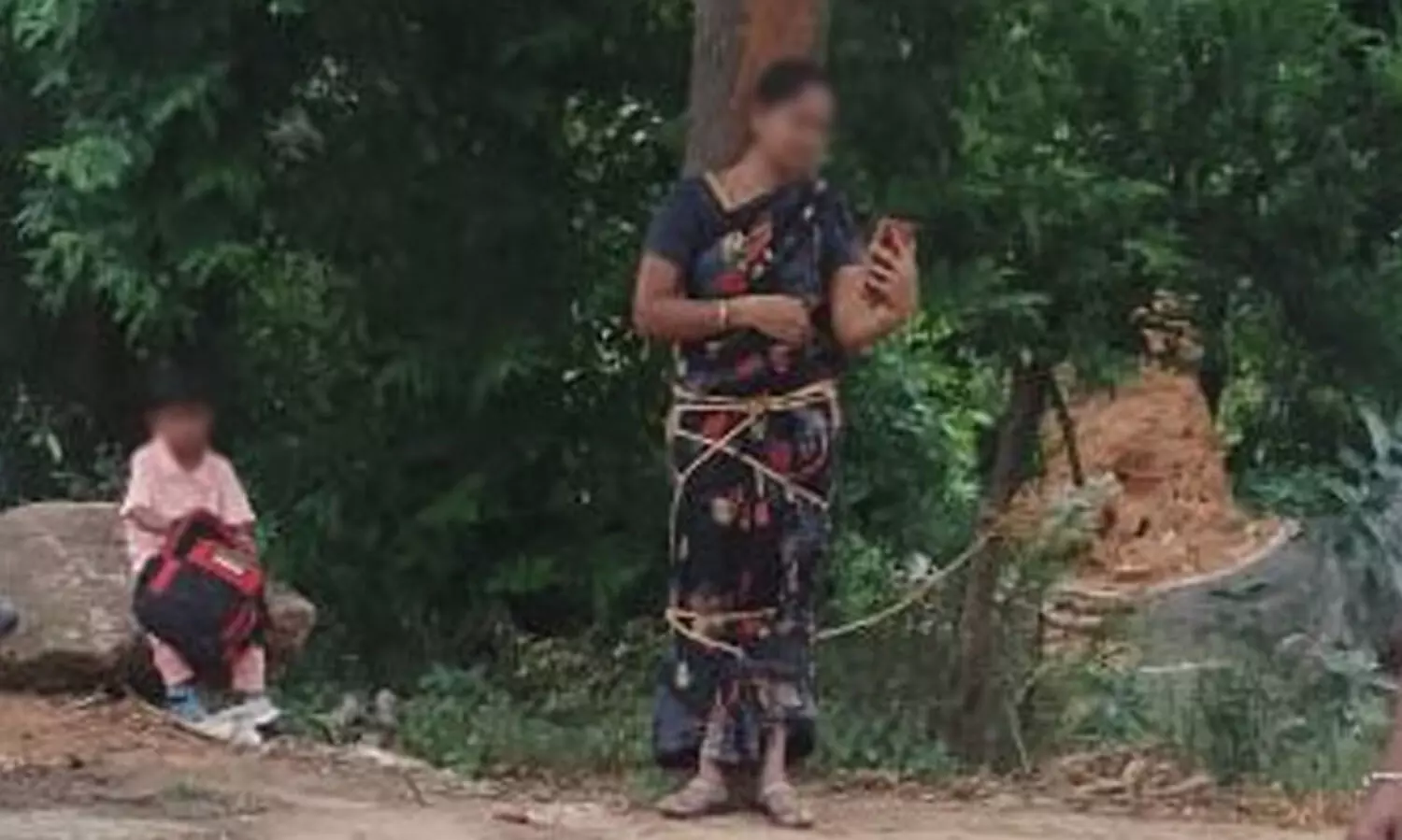 ഭർത്താവ് ലോൺ തുക തിരിച്ചടച്ചില്ല, ഭാര്യയെ മരത്തിൽ കെട്ടിയിട്ട് മർദിച്ചു; ആന്ധ്രാപ്രദേശിൽ ദമ്പതികൾ അറസ്റ്റിൽ