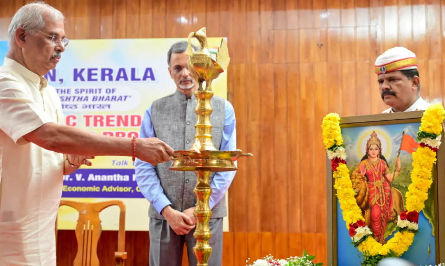 രാജ്ഭവനിലെ ചടങ്ങിൽ ഭാരതാംബ ചിത്രത്തിനുമുന്നിൽ കൈകൂപ്പി പൂക്കളർപ്പിച്ച് ഗവർണർ