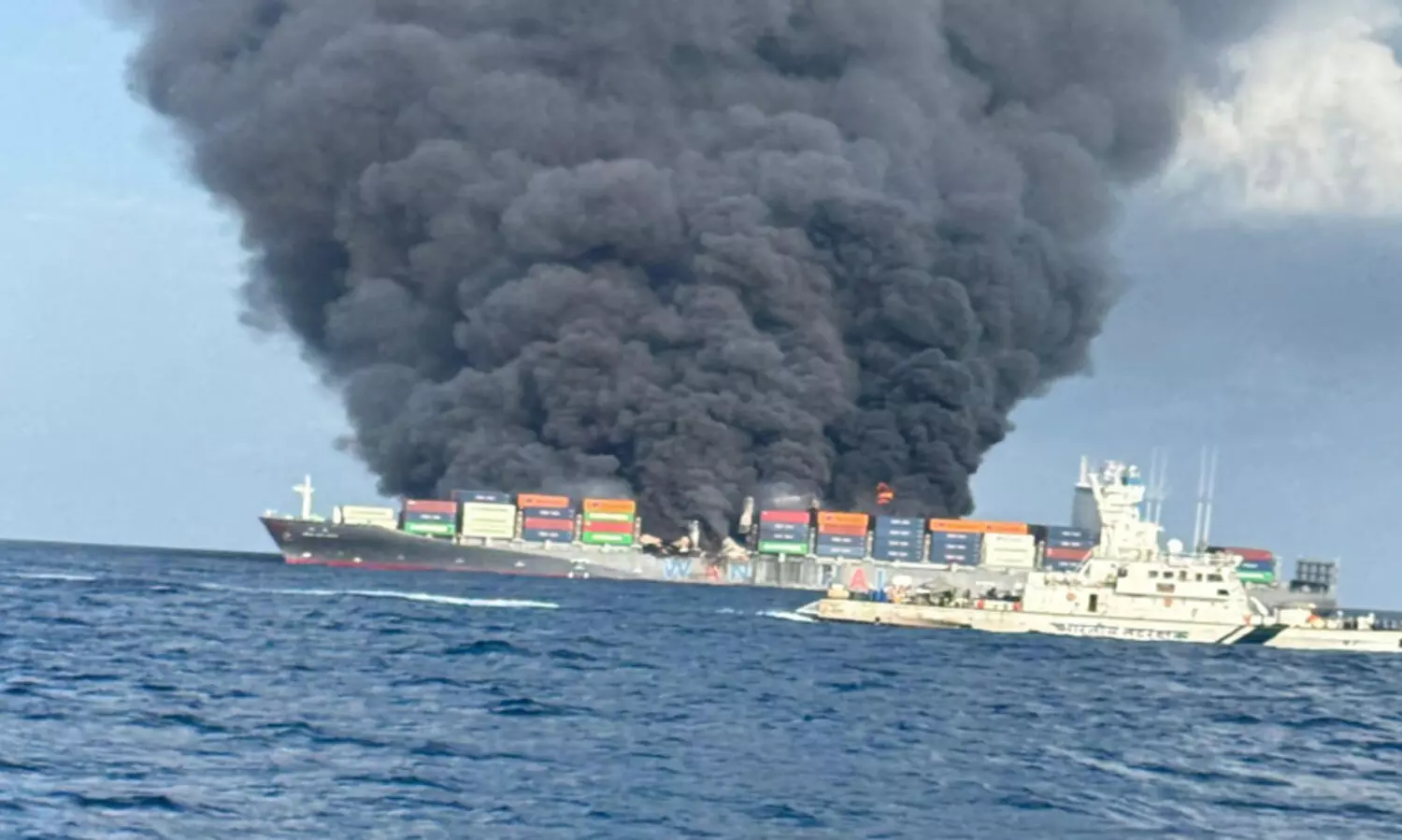 സ്ഫോടകവസ്തു ഉപയോഗിച്ച് മനുഷ്യജീവന് അപകടം ഉണ്ടാക്കി, വിഷപദാർഥങ്ങൾ അശ്രദ്ധയോടെ കൈകാര്യം ചെയ്തു; തീപിടിച്ച കപ്പലിന്റെ ഉടമക്കും ക്യാപ്റ്റനും ജീവനക്കാർക്കും എതിരെ കേസ്