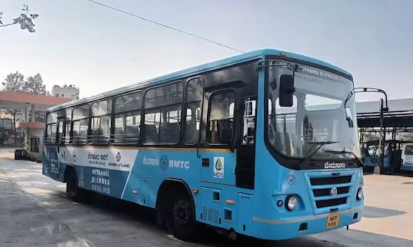 ആ​വ​ശ്യ​പ്പെ​ട്ട സ്റ്റോ​പ്പി​ൽ ബ​സ് നി​ർ​ത്തി​യി​ല്ല; യാ​ത്ര​ക്കാ​രി ഡ്രൈ​വ​റെ ചെ​രി​പ്പൂ​രി അ​ടി​ച്ചു